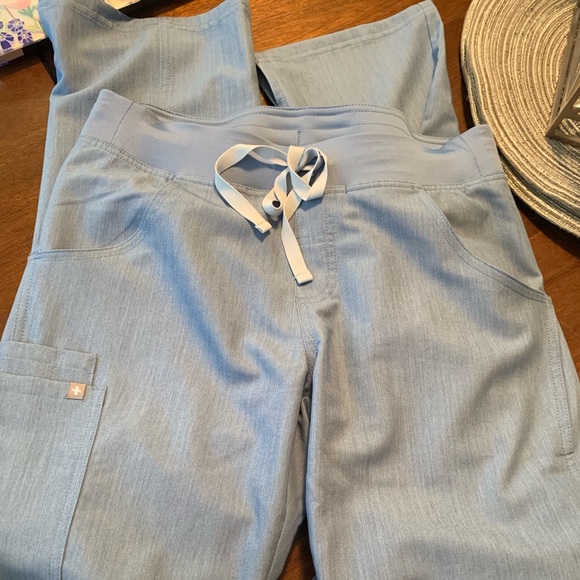 Figs scrub top and bottom - Picture 2 of 4